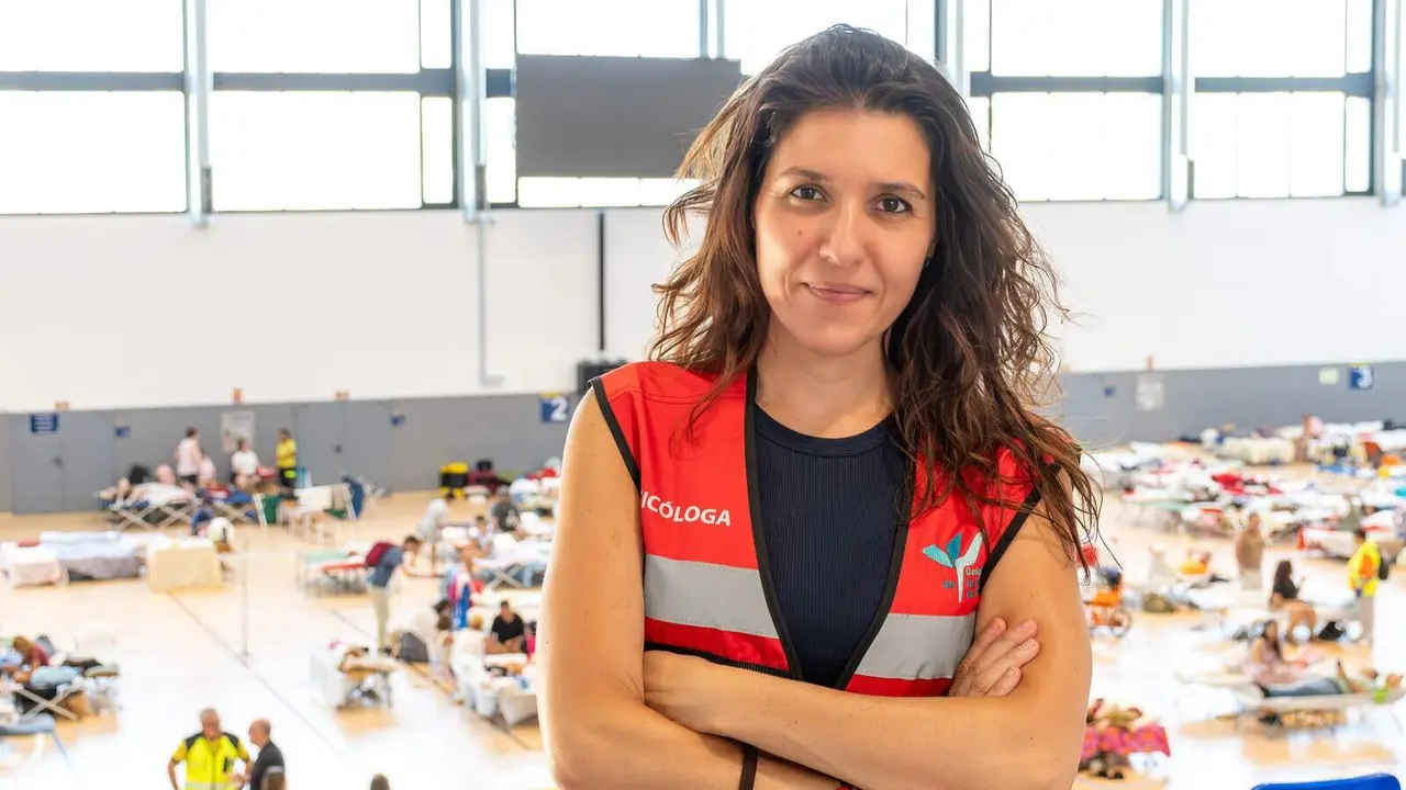 Timanfaya Hern&aacute;ndez, decana del Colegio Psicolog&iacute;a de Madrid (COPM) en un polideportivo de Las Rozas donde atendieron a las personas evacuadas durante los incendios forestales en la Sierra Oeste - Foto cedida por el COPM
