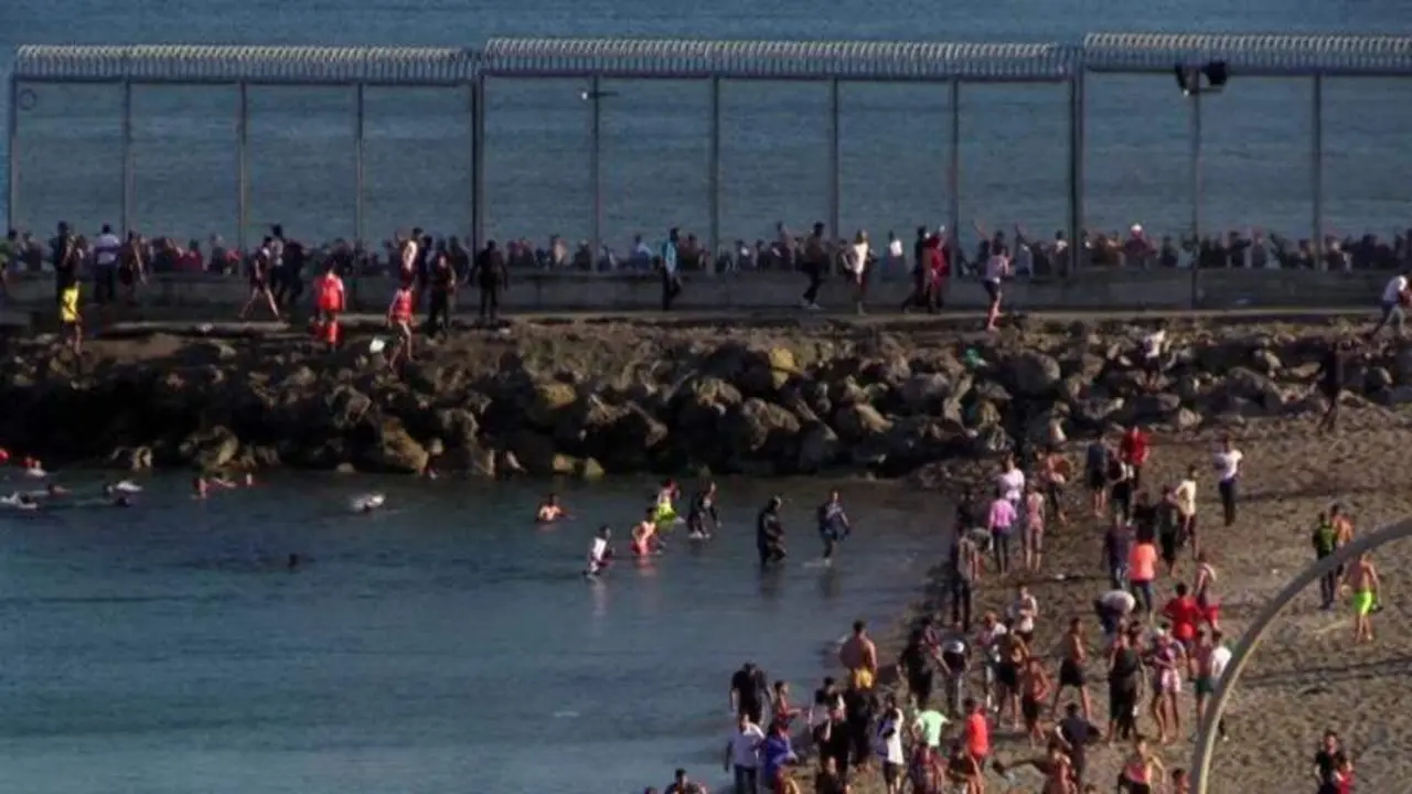 migrantes entrando en Ceuta