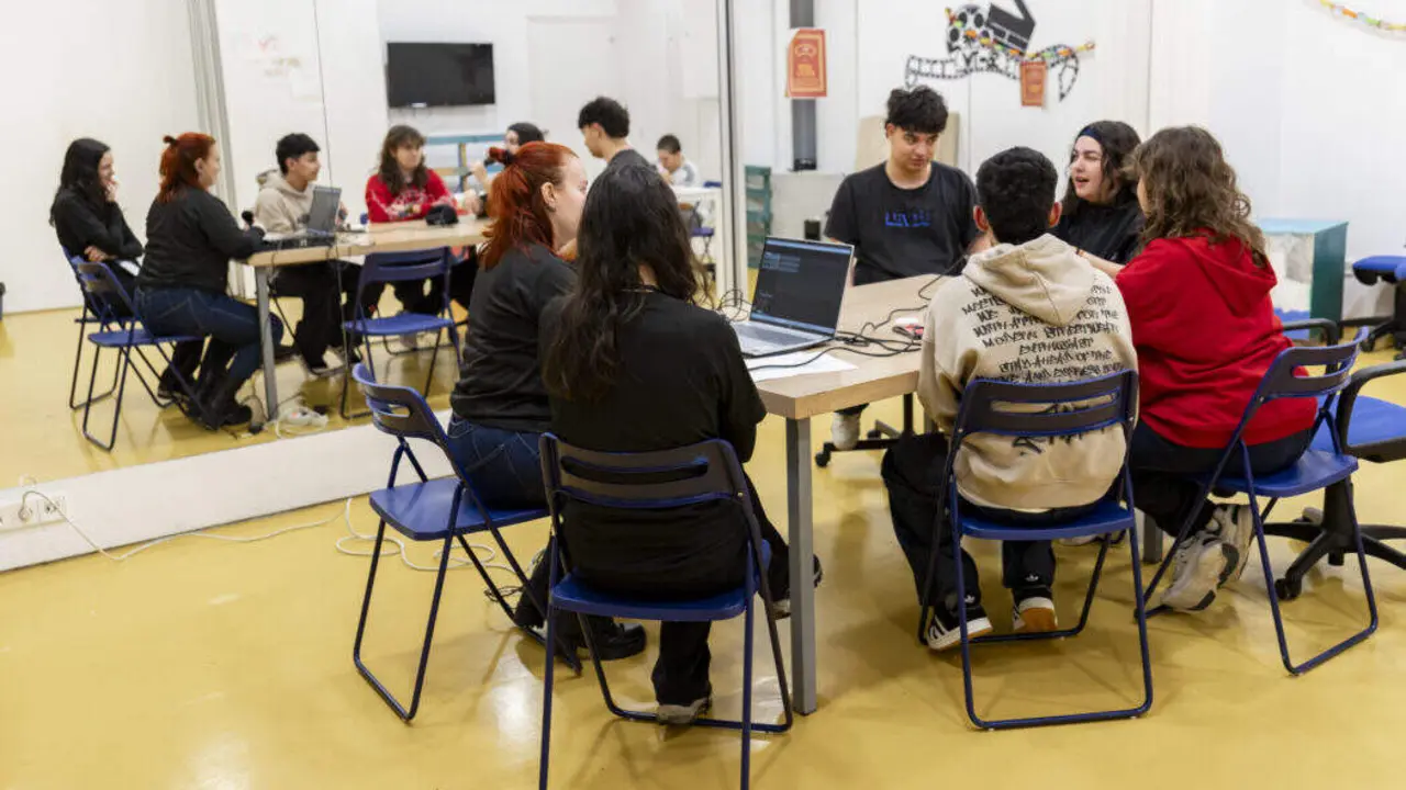 Imagen de archivo j&oacute;venes realizando actividades - Foto Ayuntamiento de Madrid