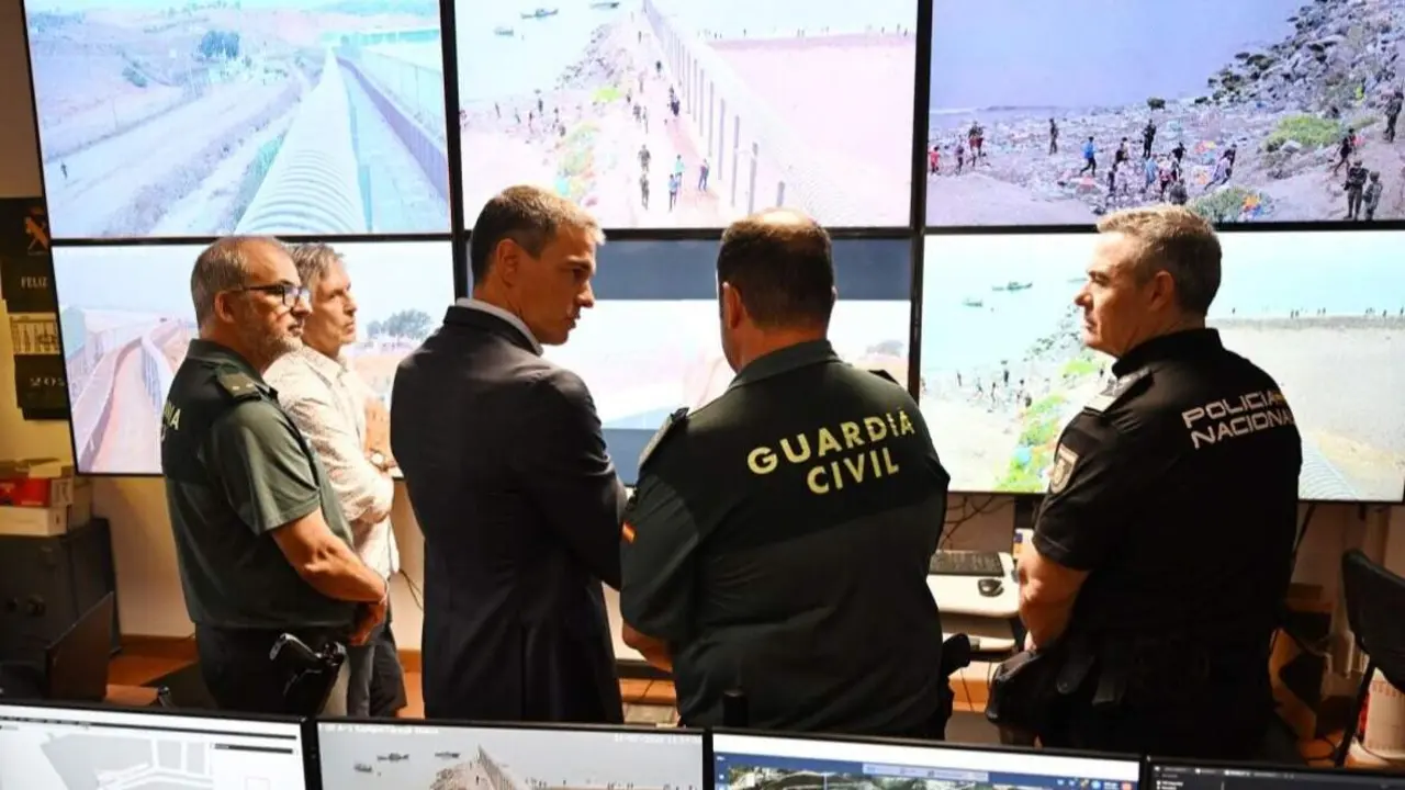 Pedro S&aacute;nchez, con representantes de las Fuerzas y Cuerpos de Seguridad del Estado en la frontera del Tarajal (Ceuta) - Foto de Pool Moncloa / Borja Puig de la Bellacasa