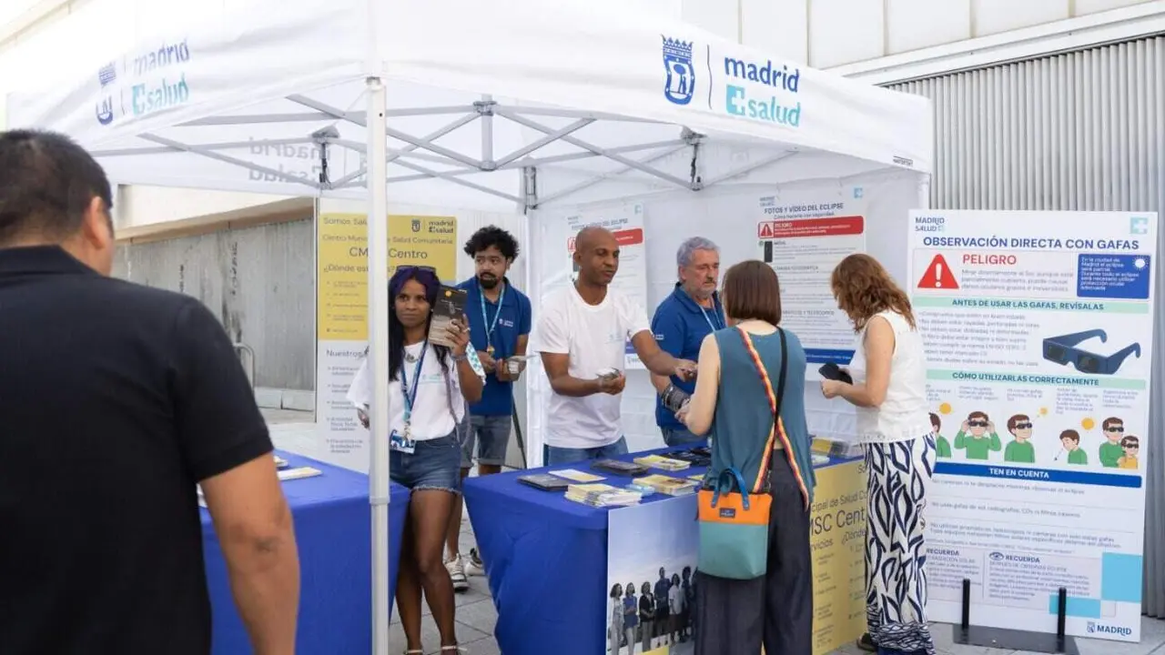 Imagen de la carpa instalada por Madrid Salud para informar sobre c&oacute;mo contemplar el eclipse con seguridad - Foto Ayuntamiento de Madrid
