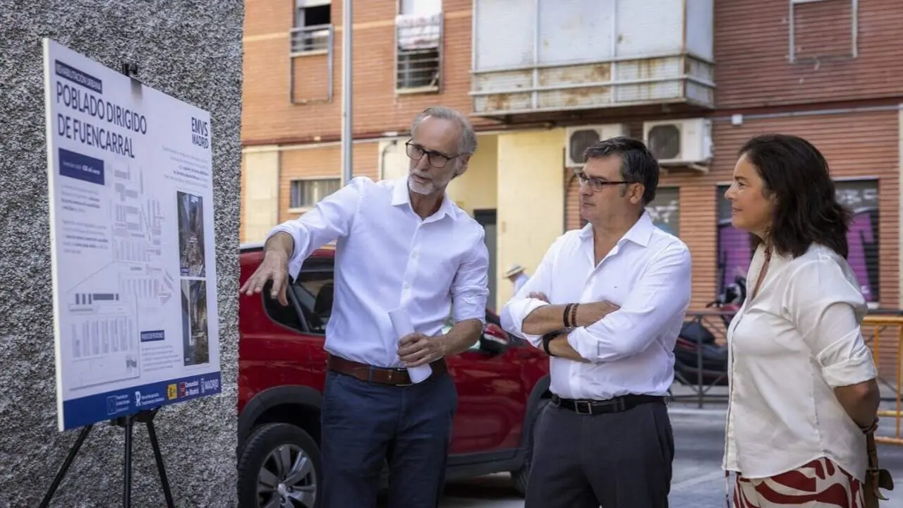 Gonz&aacute;lez, De Miguel y Arroyo durante la visita al Poblado Dirigido de Fuencarral - Foto Ayuntamiento de Madrid