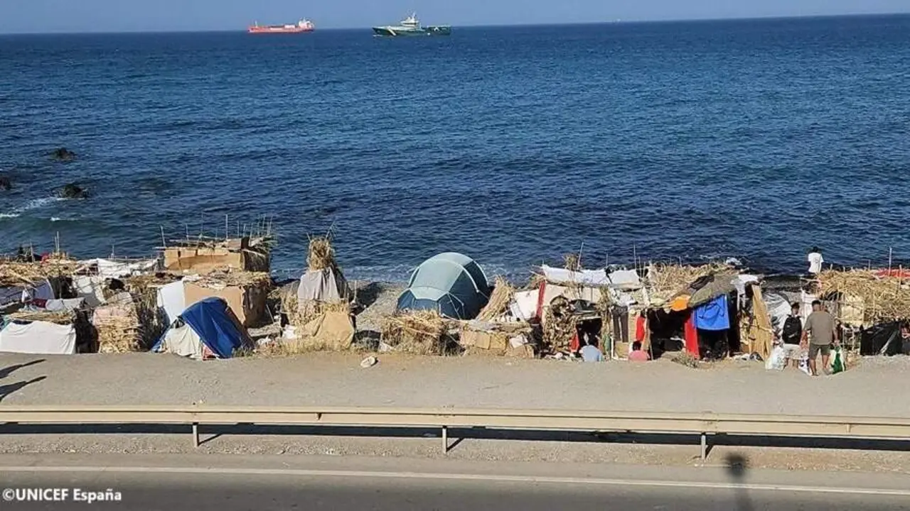 Refugios de migrantes en una playa de Ceuta | Foto de Unicef
