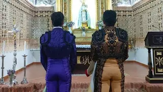 Dos toreros rezan antes de actuar en una plaza de toros - Foto de V&iacute;ctor Carrasco