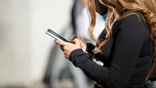 Una mujer utilizando un m&oacute;vil - Comunidad de Madrid