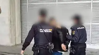 Traslado del detenido en Barajas - Foto de la Polic&iacute;a