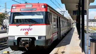 Un tren de Cercan&iacute;as entrando en una estaci&oacute;n - 123RF/amoklv