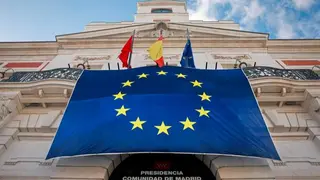 La Real Casa de Correos luce la bandera de la UE para conmemorar el D&iacute;a de Europa - Comunidad de Madrid