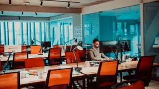 Trabajador en una oficina - Foto de 123RF/dotshock