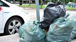 Bolsas de basura junto a un poste | Foto de Servimedia