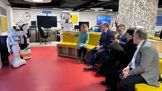 L&oacute;pez-Valverde en su visita al Centro EspacIA de la Fundaci&oacute;n ONCE | Foto de la Comunidad de Madrid