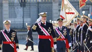 Su Majestad el Rey pasa revista a una formaci&oacute;n de la Guardia Real, acompa&ntilde;ado del jefe de Estado Mayor de la Defensa y del jefe del Cuarto Militar - Casa Real