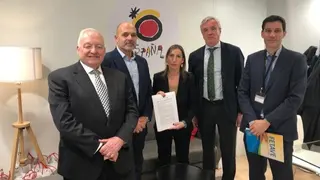 Responsables de organizaciones de agencias de viaje en el stand de Turespa&ntilde;a - Foto de CEAV