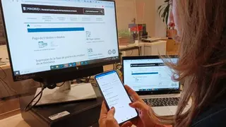 Persona pagando por Bizum sus impuestos - Foto Ayuntamiento de Madrid