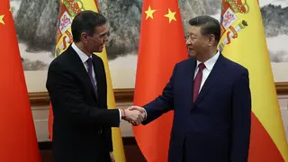 El presidente del Gobierno, Pedro S&aacute;nchez, saluda al presidente de la Rep&uacute;blica Popular China, Xi Jinping - Pool Moncloa/Fernando Calvo