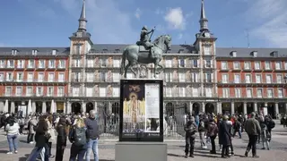 Viandantes disfrutan de la exposici&oacute;n de Semana Santa en la plaza Mayor