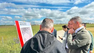 El consejero Novillo, visitando las parcelas previstas para este desarrollo - Foto Comunidad de Madrid
