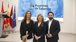 La delegada de Econom&iacute;a, Innovaci&oacute;n y Hacienda, Engracia Hidalgo, y el concejal delegado de Innovaci&oacute;n y Emprendimiento, &Aacute;ngel Ni&ntilde;o en el acto de bienvenida del programa Puentes de Talento - Foto Ayuntamiento de Madrid