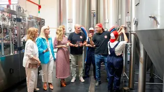 La consejera D&aacute;vila, en Collado Villalba conociendo el producto - Foto Comunidad de Madrid