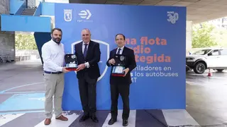 Diferentes momentos de la presentaci&oacute;n de los desfibriladores en los autobuses de EMT Madrid