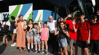 Fern&aacute;ndez despide a los menores que se desplazan a Cercedilla para participar en un campamento municipal - Foto Ayuntamiento de Madrid