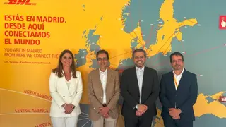 El consejero Rodrigo, en las instalaciones de la  multinacional DHL en el aer&oacute;dromo de la capital - Foto Comunidad de Madrid