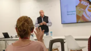 Instante de uno de los talleres de Salud Financiera de Nantik Lum impartido por uno de sus voluntarios