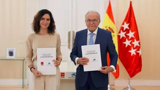 Isabel D&iacute;az Ayuso, durante la firma del convenio con Fundaci&oacute;n La Caixa - Foto Comunidad de Madrid