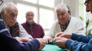 Personas mayores jugando a las cartas