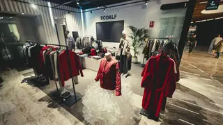 LaFinca Grand Caf&eacute; impulsa la moda sostenible con un pop-up de ECOALF en Pozuelo, abierto hasta febrero de 2026.