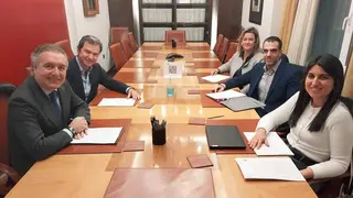 Pie de foto. De izquierda a derecha: Francisco Ollero, gerente de Financiaci&oacute;n de AEDAS Homes, Daniel Gonz&aacute;lez Esteban, director Negocio Promotor Territorial Madrid de Banco Santander, Laura I&ntilde;iguez, t&eacute;cnico de Formalizaci&oacute;n de Avalmadrid, Ernesto Bonilla, subdirector comercial de Avalmadrid y Sof&iacute;a Sanz, t&eacute;cnica financiera de AEDAS Homes.