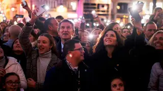 Isabel D&iacute;az Ayuso, durante la actuaci&oacute;n de Hakuna Group Music en Sol - Foto Comunidad de Madrid
