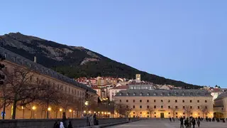 iluminaci&oacute;n nocturna plaza San Lorenzo de El Escorial - Foto del Ayuntamiento de San Lorenzo de El Escorial