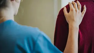 Enfermera ayuda a un paciente - Foto del Ayuntamiento de Las Rozas