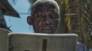 Un cristiano de la di&oacute;cesis de Pemba, en el norte de Mozambique, leyendo una Biblia
- Foto de Ayuda a la Iglesia Necesitada AIN
