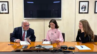 La DGT estrena &ldquo;28027 Comparte coche&rdquo;, un piloto para mejorar la seguridad y la movilidad - Foto del Ministerio del Interior de la firma del acuerdo