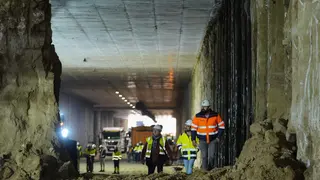 Operarios y maquinaria en la conexi&oacute;n de dos galer&iacute;as excavadas en las obras de soterramiento de la A5