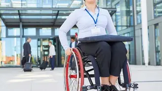 Mujer joven en silla de ruedas