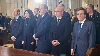 Asistentes a la misa funeral en La Almudena | Foto de Servimedia