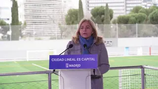 Sanz durante su recorrido por las instalaciones del campo de f&uacute;tbol y en el momento de su intervenci&oacute;n
