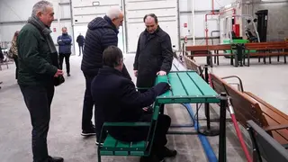 Carabante y P&aacute;ramo durante la visita al Almac&eacute;n de Villa, infraestructura donde se realiza una gesti&oacute;n integral del mobiliario urbano