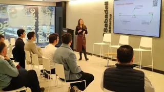 Agustina Milanini, directora de Innovaci&oacute;n en Tetuan Valley, con asistentes de uno de los programas