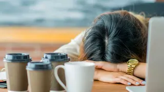 Trabajadora exhausta - FatCamera de Getty Images Signature (Canva)