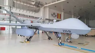 El Predator B con el POD SOAR bajo el ala derecha - Foto del Ej&eacute;rcito del Aire y del Espacio