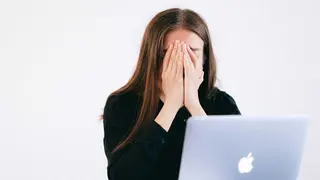 Mujer desesperada - Foto de Anna Shvets de Pexels (Canva)