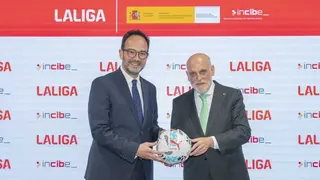 Antonio Hernando Vera, secretario de Estado de Telecomunicaciones, y Javier Tebas, presidente de LaLiga - Foto de LaLiga