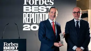 Gonzalo Gort&aacute;zar, consejero delegado de CaixaBank, y Andr&eacute;s Rodr&iacute;guez, editor de Forbes