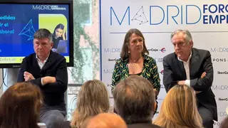 Momento del primer di&aacute;logo durante el acto de presentaci&oacute;n del dec&aacute;logo - Foto de Madrid Foro Empresarial