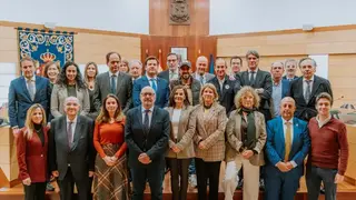 Corporaci&oacute;n municipal de las Rozas representada por PP, Vox, PSOE y M&aacute;s Madrid con el alcalde, Jos&eacute; Luis de la Uz junto a Dani Guerrero, padre de Isa, y Gonzalo Rodr&iacute;guez, vicepresidente del Patronato de CRIS Contra el C&aacute;ncer.