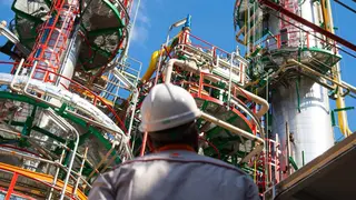 Operario mira instalaciones - Foto de Repsol